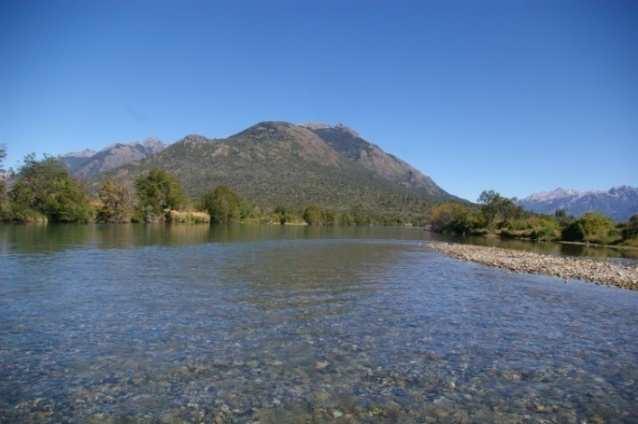 E ubicato in una regione abbastanza boscosa, dove prevale la specie arborea protetta all interno del parco, l Alerce appunto (Fitzroya cupressoides), il nome infatti vuol dire fiume verde (da leufu