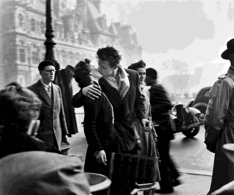 Robert Doisneau, Le baiser de l'hotel de Ville, 1950 Questa foto, che nella sua composizione sembra mostrare tutti i simboli di una Parigi moderna, è stata considerata l istantanea per antonomasia,