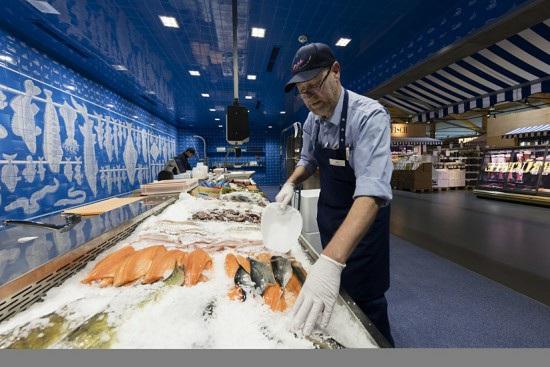 presentare in modo fresco ed appetitoso il pesce ed i frutti di mare.