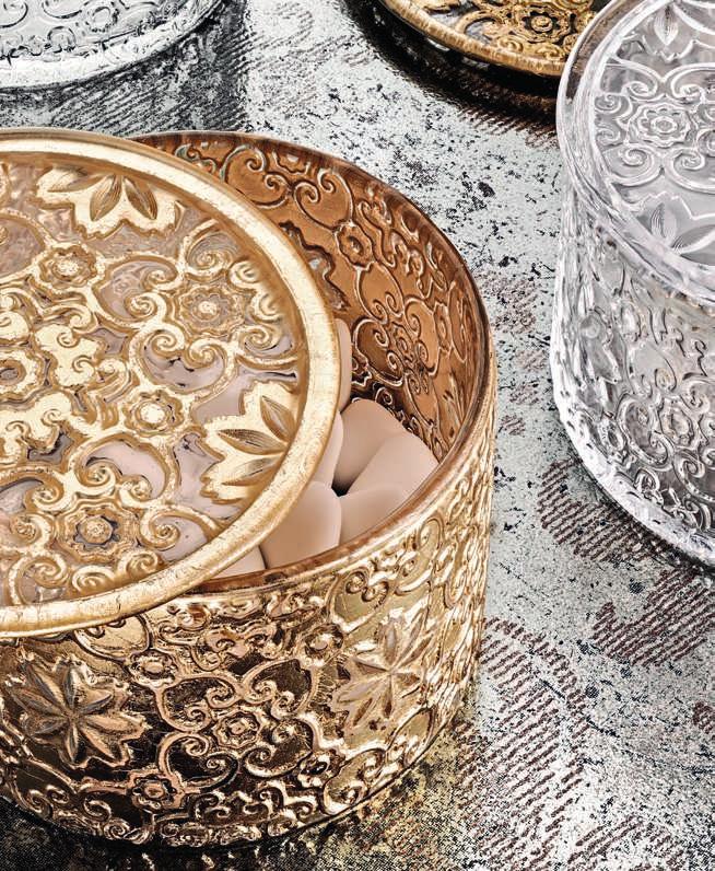 * Arabesque Collezione in vetro trasparente e decorato Collection in clear and decorated glass 23 7408.1 Alzata con bolo Footed bowl Ø cm. 25 * 7410.1 Portadolci Footed cake plate Ø cm.