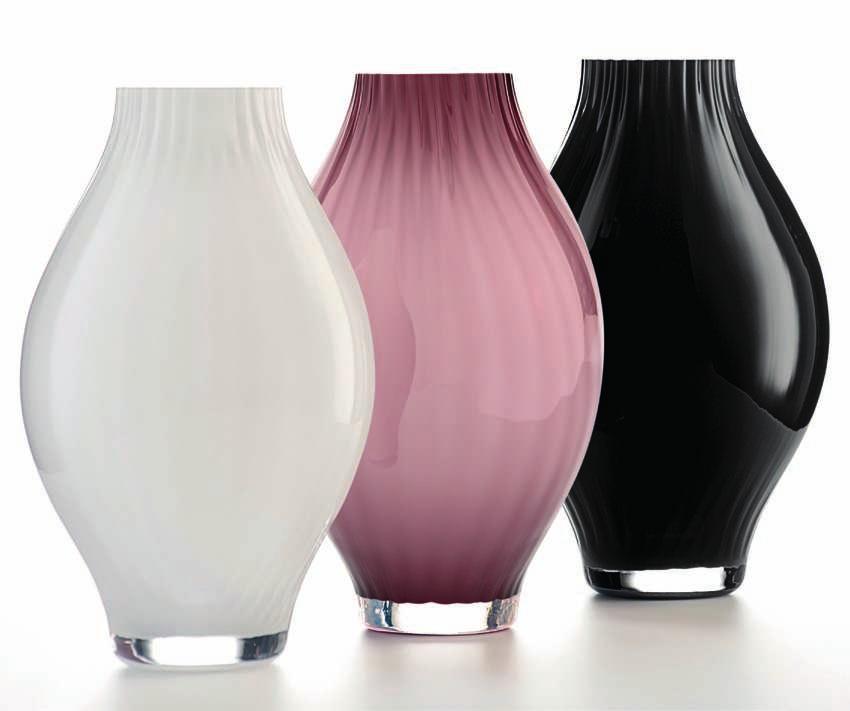 ARIANNA Collezione in vetro incamiciato Collection in cased glass 33 6973.1 Vaso Vase h. cm. 26,5 incamiciato ametista - Cased amethyst 6972.1 Vaso Vase h. cm. 34 incamiciato ametista - Cased amethyst 6970.