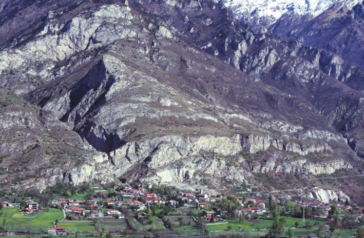 IT1110030 Veduta dell Orrido di Foresto. Nella pagina a fianco, veduta delle Oasi xerotermiche con la sovrastante cima del Rocciamelone.