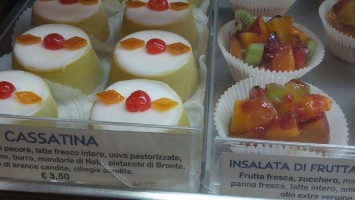 Caffè Sicilia, Cassatina e Insalata di Frutta E leggiadra come una nuvola e così gustosa che se ne potrebbero mangiare tranquillamente una decina.