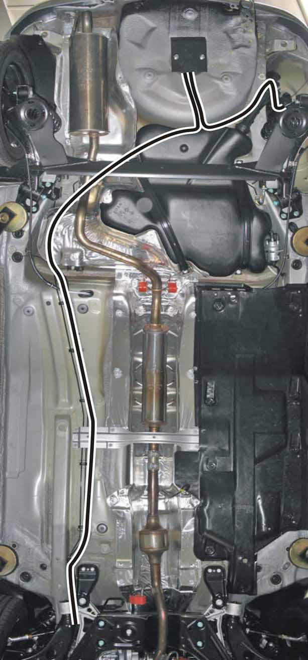 Fig,17 Il tubo di alta pressione Ø8mm esce dal vano rifornimento benzina, segue il tubo di rabbocco benzina fino al serbatoio.