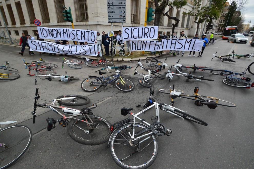 PAGINA 6 FIOR.DI PEDALE CICLISMO SOLO PER PA SSIONE NUMERO 5 2017 AUTOMOBILISTI CONTRO CICLISTI E un duello tutto Italiano, e anche il codice della strada snobba chi pedala.