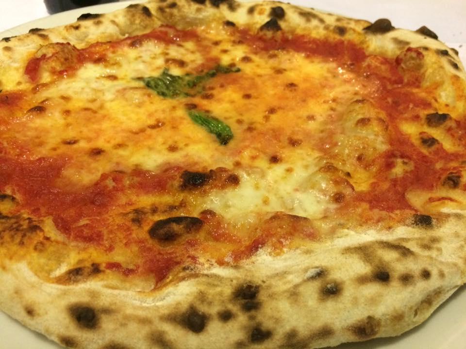 Piccolo Buco, il pane di Roscioli E veniamo alla pizza. L impasto è realizzato con farina di farro bianco tipo 2 e 00 del Mulino Marino, olio extravergine di oliva itrana e sale marino di Guérande.