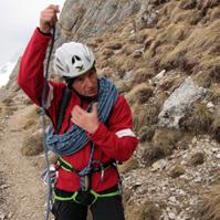 Il resto della corda è avvolto sul busto della guida e bloccato comunque sempre all imbracatura.