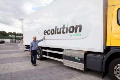 3 (6) Ecolution by Scania si basa sulla stretta collaborazione fra Scania e clienti di autobus e veicoli industriali. Il loro obiettivo comune riguarda i consumi di carburante.