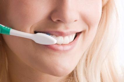 Il corretto spazzolamento dei denti: introduzione Si è dimostrato che un corretto spazzolamento dei denti riduce significativamente la placca batterica* Tuttavia, è ampiamente accettata la nozione