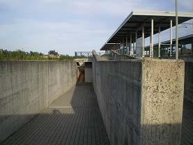 Non dispone invece di una macchina emettitrice di titoli di viaggio. 4. Parcheggio: L area di stazione è servita da un parcheggio per auto dotato di 67 posti (foto 1).