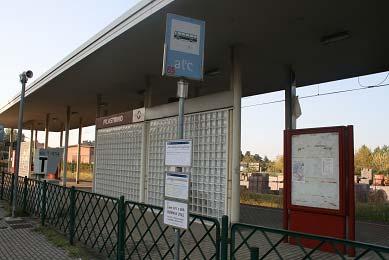 L area di stazione risulta sufficientemente dotata di impianti di illuminazione. Sul marciapiede di accesso al binario sono collocate 3 panchine.