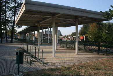 2). Nell area della stazione è ubicata anche la fermata del bus extraurbano (linea TPER 686 per Tolé; la linea 671 per Vignola ha fermata in prossimità), realizzando una buona integrazione tra