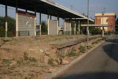 Dispone di impianti di illuminazione in misura sufficiente. Sul marciapiede di accesso al binario sono collocate 2 panchine.