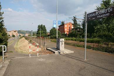 A poca distanza si trova un sottopassaggio (dotato di impianto di videosorveglianza) che collega la stazione ferroviaria al quartiere residenziale dal lato opposto dei binari (e dell area palasport