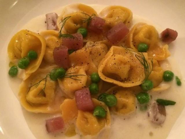 Acquolina, tortellini con panna di ﬁnocchi, prosciutto di palamita e piselli L essenzialità della palamita è controbilanciata dalla freschezza e dai profumi della vignarola trionfo della campagna