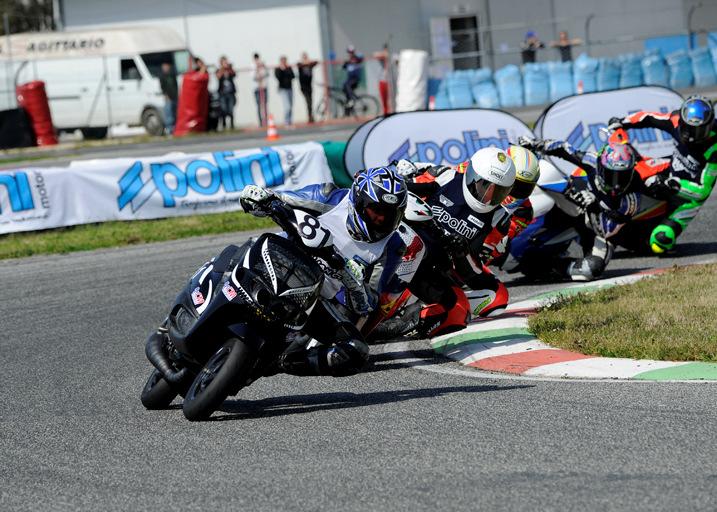 SCOOTER 70 EVOLUTION OPEN: L EX CAMPIONE RITORNA E SORPRENDONO I DEBUTTANTI Gara-1 al via è caratterizzata dalla sorprendente pole position del debuttante Marco Moroni, alla sua prima gara in questa