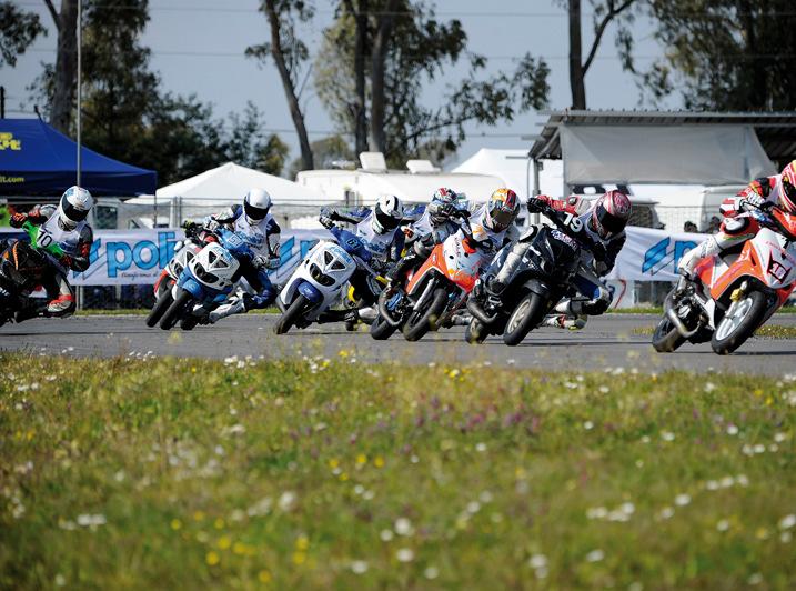 SCOOTER 100 BIG EVOLUTION OPEN Gara-1 subito ricca di confronti. Al via scatta davanti a tutti il campione in carica Stefano Scribano, inseguito da Nico Morelli e dal rientrante Adriano Sisti.