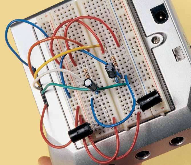 IL SISTEMA A RAGGI INFRAROSSI COMPLETAMENTO DEL CIRCUITO Poni i due trasmettitori con i terminali ripiegati: il catodo (terminale corto) del primo va nel socket a-30, mentre l anodo (terminale