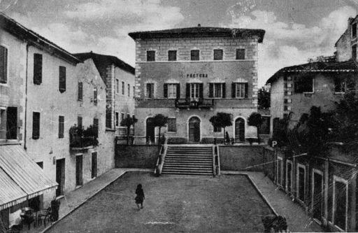 [1950 1960] A dominare la piazza da cima alle scale l edificio della Pretura che al suo interno aveva l