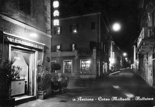 [1945 1955] Suggestiva foto notturna di corso Matteotti davanti alla piazza.