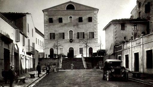 [[1920 1930] l palazzo di giustizia, denominato PRETURA, ospitava nei locali con ingresso sulla destra, l