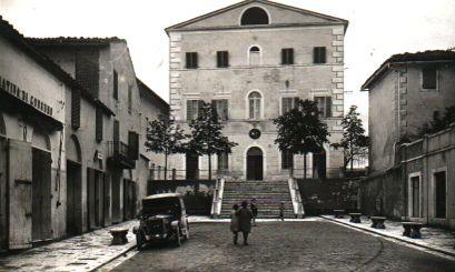 [1920 1930] La foto mostra in tutta la sua imponenza il palazzo Pretorile, con ai piani superiori le carceri