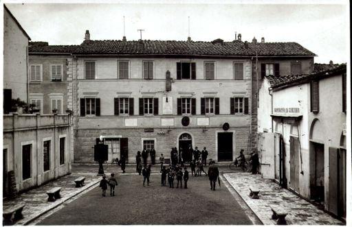 [1920 1930] Il Municipio, con la grande insegna Fascista al centro, aveva l Ufficio Postale a destra e il