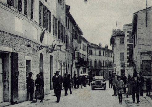 [1925 1930] Dal numero di persone presenti lungo Corso Vittorio Emanuele, questa foto è stata