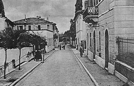 [1930 1940] Via Principe Umberto, oggi via Mameli, si collega alla piazza con una bella scalinata.