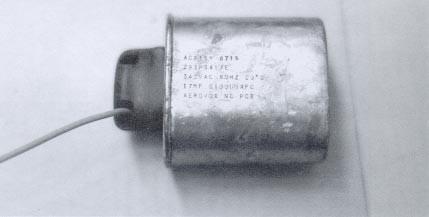 Esistono condensatori, tipo quello sopra riportato in foto, che non contengono PCB, e tale informazione (scritta NO PCB) è riportata incisa sull etichetta del trasformatore.