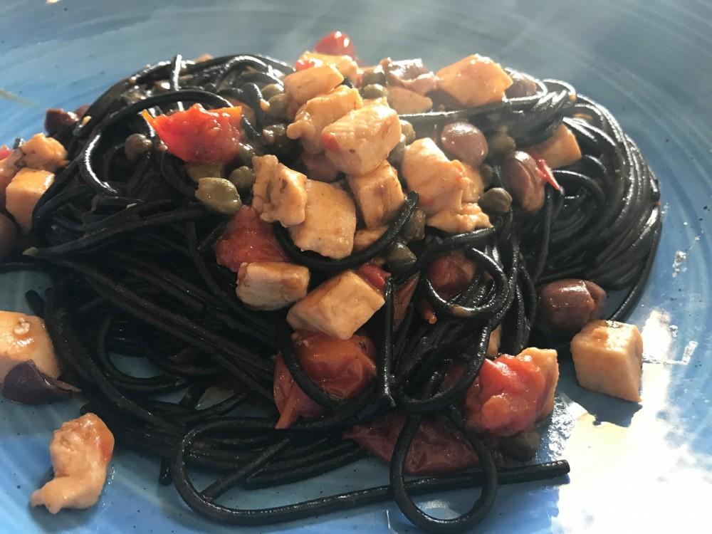 Pescheria, spaghetti al nero e pesce spada Dolci classici, bello anche quello all