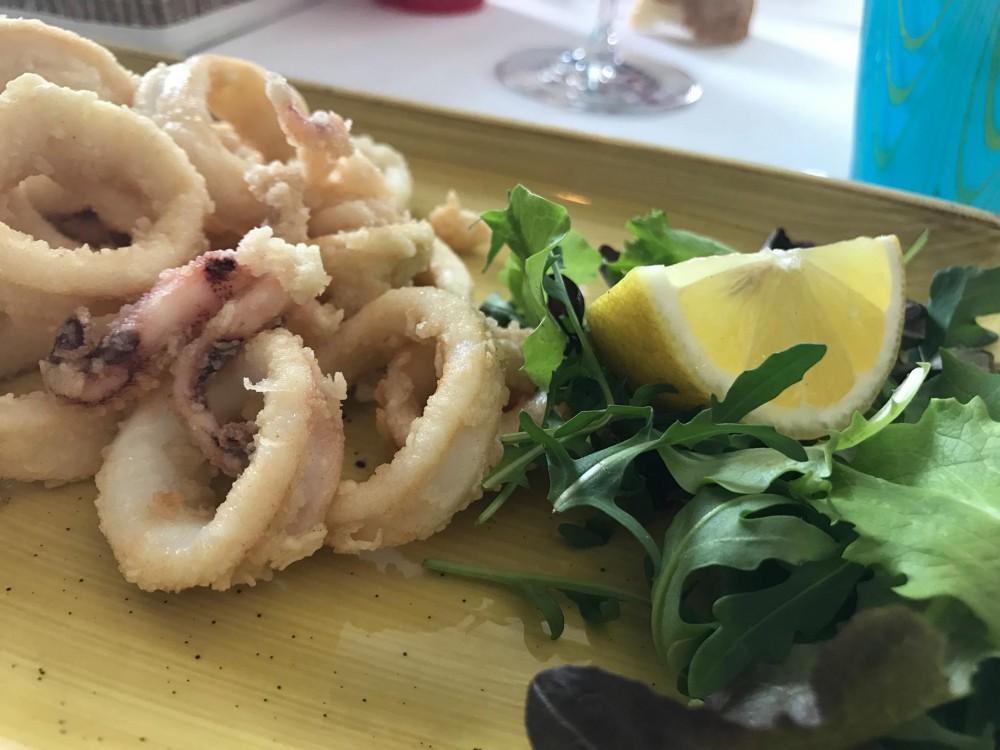 Speriamo serva da esempio. Pescheria, frittura di calamari La cucina è semplice, materica, marinara, ma con la cura del dettaglio al prodotto.