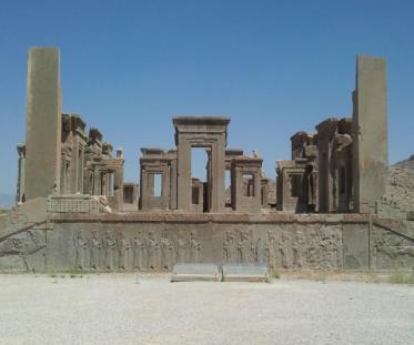 La visita prosegue con Naqsh-e Rostam, luogo delle tombe degli Imperatori: Dario il Grande,