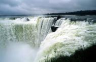 La cascata Garganta del Diablo (la gola del diavolo) è davvero impressionante e può formare una nebbia alta 30 metri.