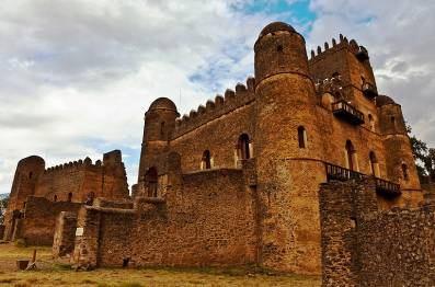 Rientro a Bahir Dar, cena libera e pernottamento in hotel. Monastero sul lago Tana Giorno 05 : Bahir Dar/Gondar Dopo la colazione partenza per GONDAR e visita della città, che sorge a 2.