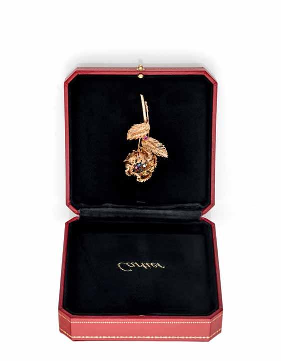 IL PONTE CASA D ASTE 136 137 1416 1416 CARTIER Broche in oro rosa a guisa di fiore a petali e pistilli mobili, rifinita in diamanti, zaffiri, rubini e smeraldi, n.017295 g 34,68, lungh. cm 7,60 circa.