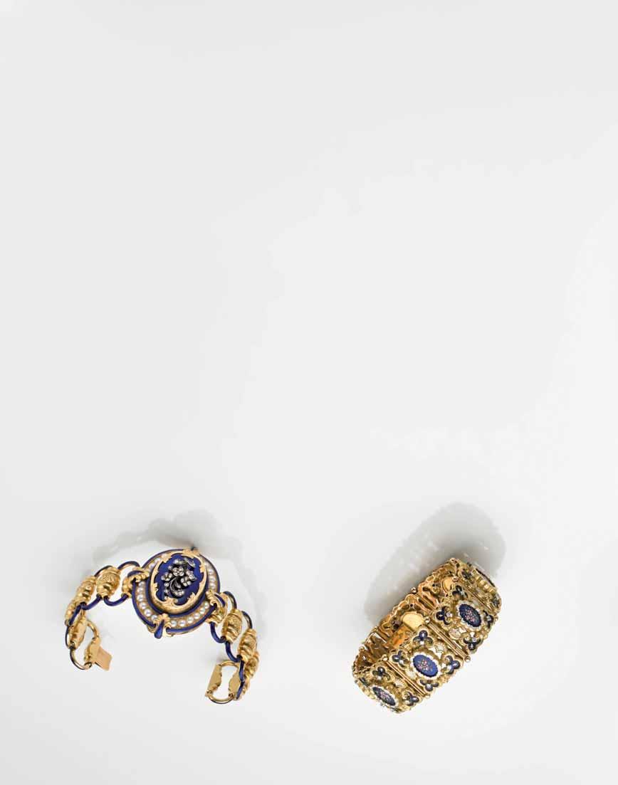 IL PONTE CASA D ASTE 52 53 1186 1187 1186 Bracciale in oro giallo rifinito con smalto guilloché blu, mezze perle bianche a motivo floreale con diamanti montati in argento, nella parte posteriore del