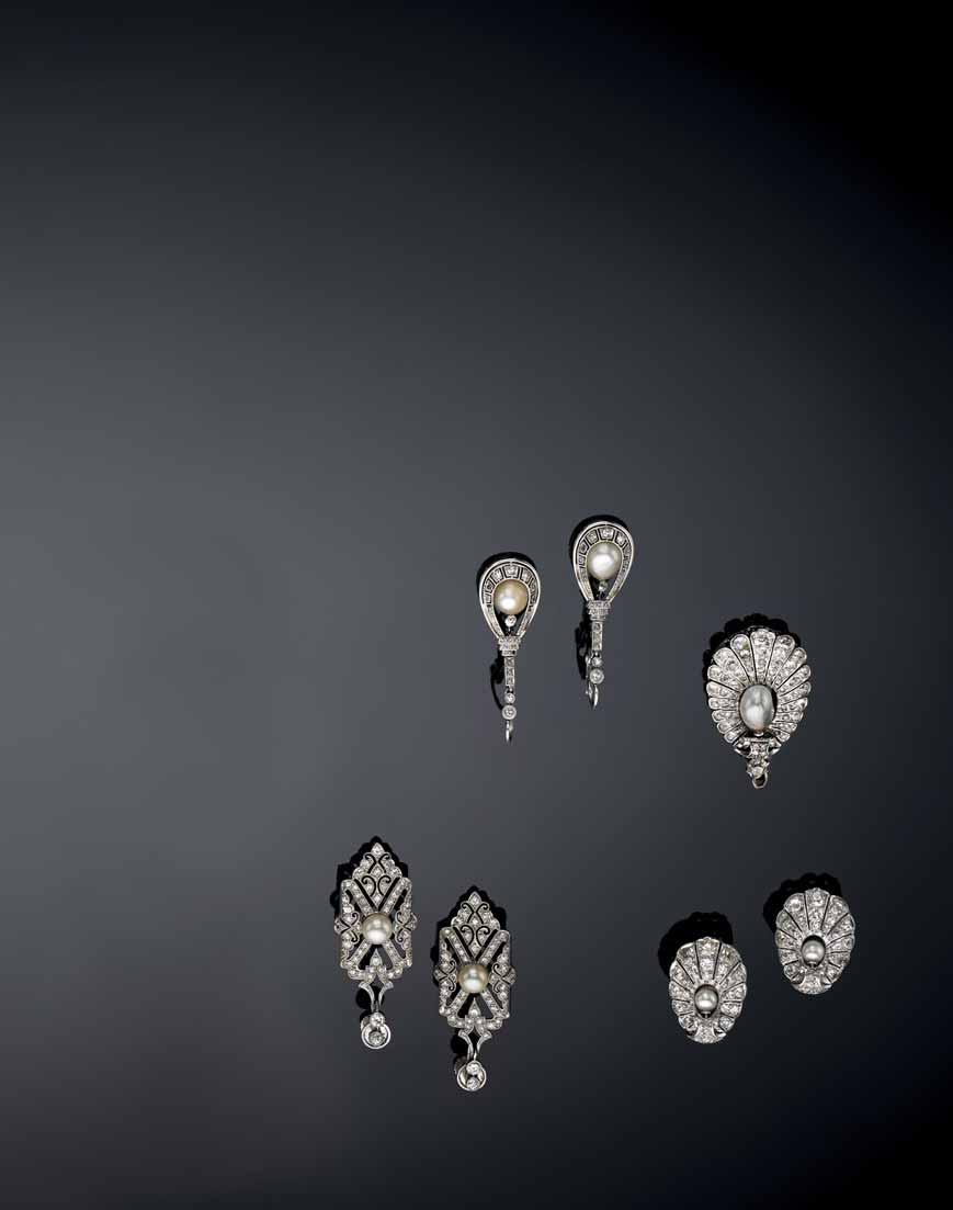 1241 1240 1238 Demi parure composta da pendente e orecchini in oro, argento e diamanti con tre perle naturali a goccia e a bottone, complessivi g 12,27. Lungh. pendente cm 5.