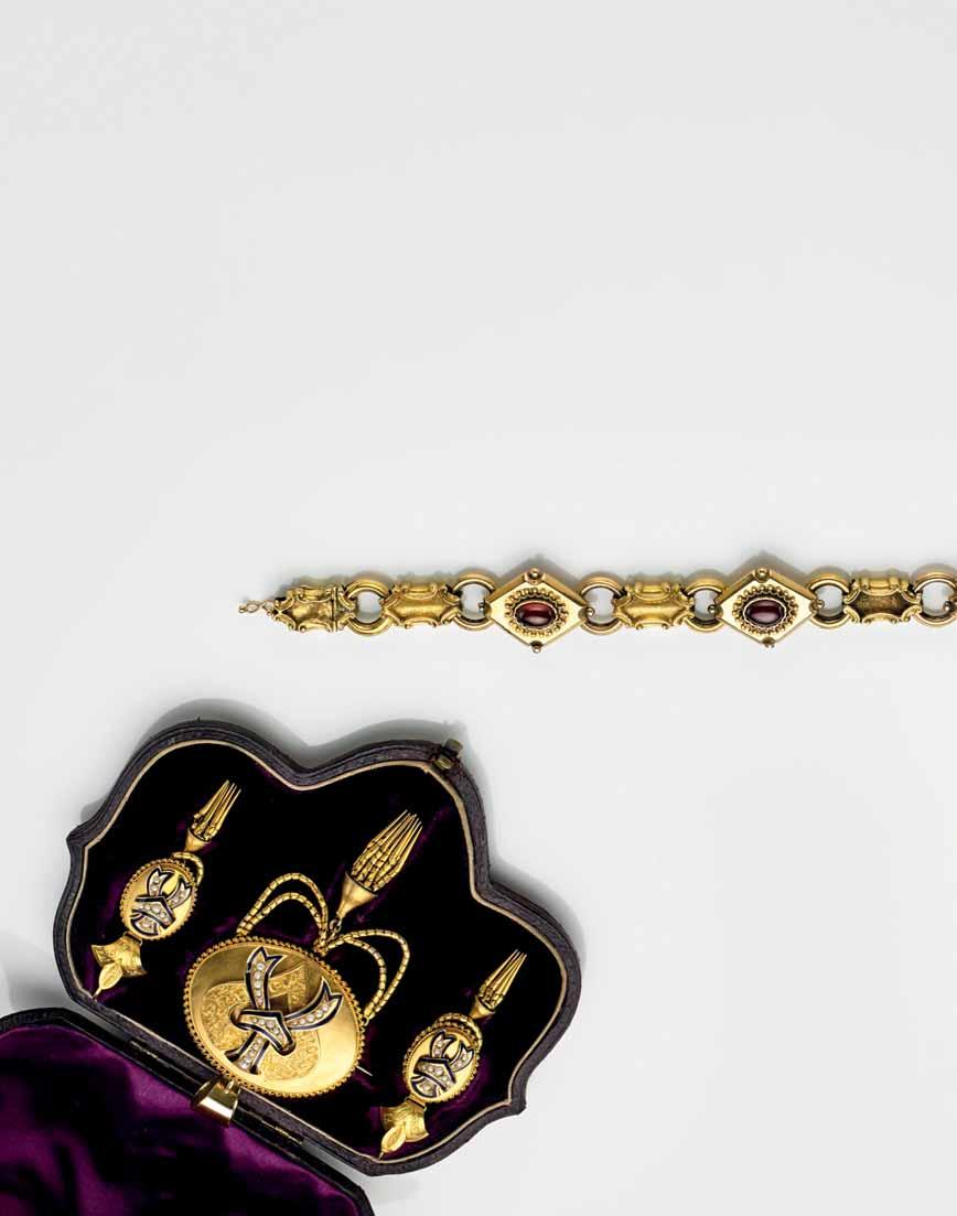 IL PONTE CASA D ASTE 80 81 1290 1291 1290 Demi-parure composta da broche e orecchini in oro giallo, smalto nero e piccole perle, rifinita con nappe, complessivi g 35,95.