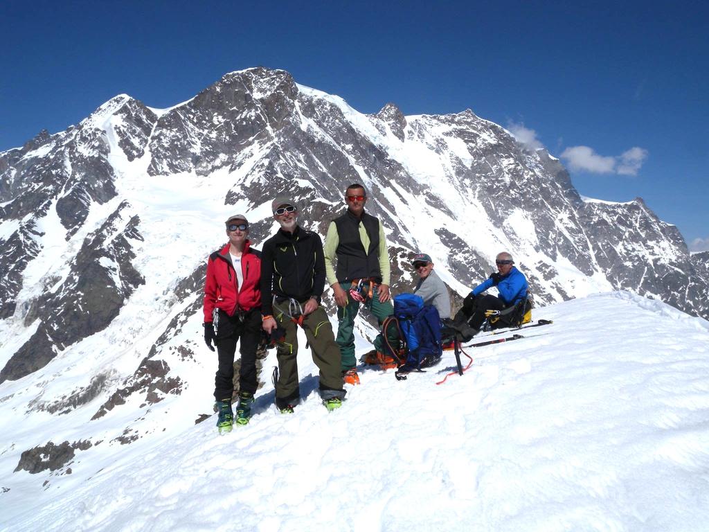 53 Corso di Sci Alpinismo Il corso viene organizzato per quegli sciatori in possesso di un minimo di conoscenza della tecnica sciistica, che desiderino iniziarsi allo sci -alpinismo e per coloro che