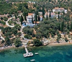 gr Posizione: situato in zona tranquilla, sopra la baia di Kerveli con vista panorami sul mare. Dista 50 m dalla spiaggia privata, 9 km da Samos città e 18 km dall aeroporto.