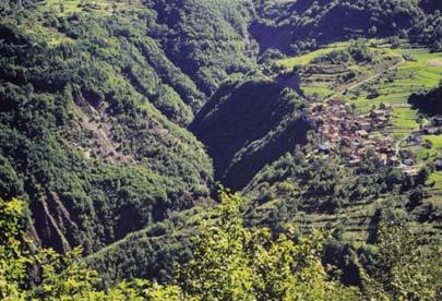 5. CENCERATE Si trova nel versante opposto al Brallo, al margine dei profondi burroni creati dallo Staffora che scorre silenzioso sotto le case di Cencerate.