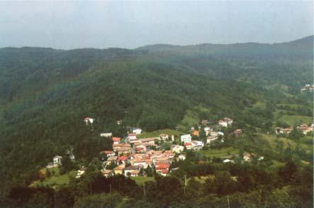 13. (PASSO DEL) BRALLO Il Brallo domina la Valle Staffora da una parte e la Val Trebbia dall altra.