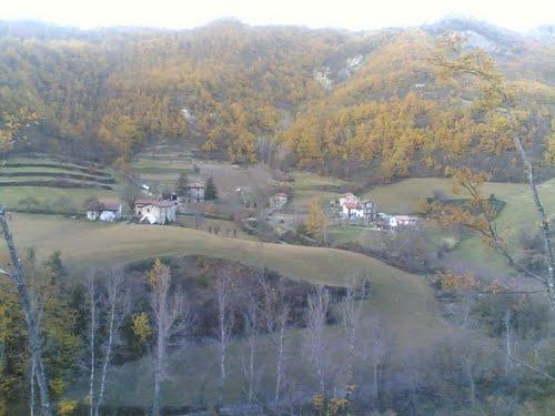 In fondo all abitato di Pianellette scorre il torrente Avagnone che nasce proprio sotto il Passo del Brallo e che, poco dopo questa frazione, si va a gettare tra le limpide acque del fiume Trebbia.