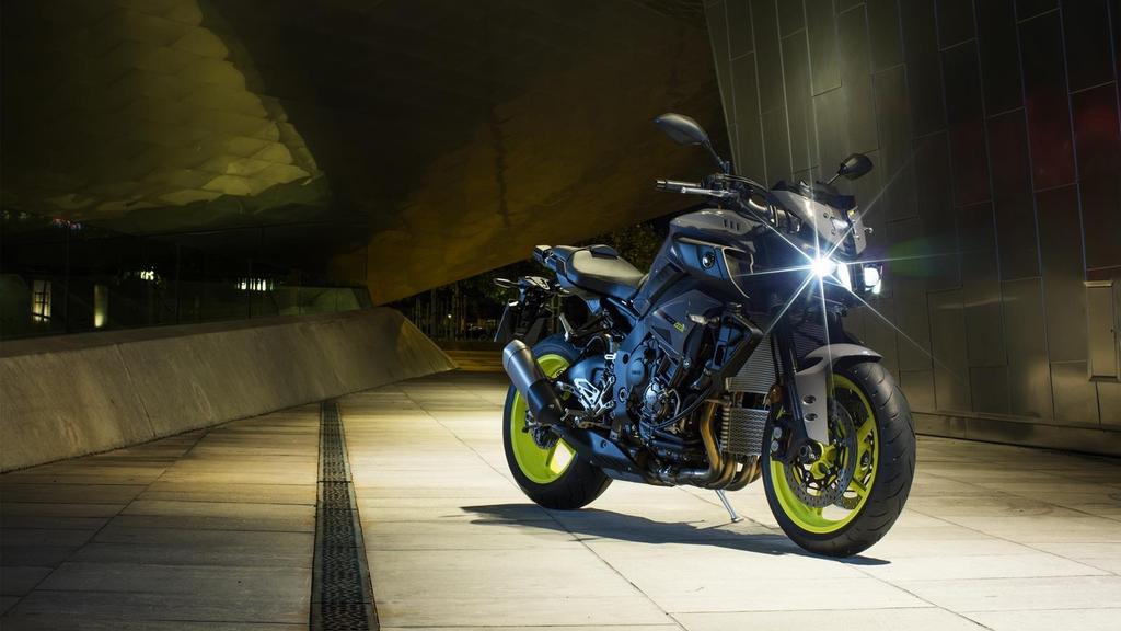 Energia oscura Yamaha ha chiesto ai propri tecnici di creare l'hyper Naked definitiva, partendo da motore, telaio e sospensioni della mitica YZF-R1.