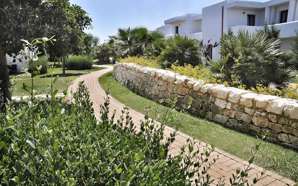 Riva Marina Resort 4* Puglia Specchiolla/Ostuni Comfort Suite * Entro 31/3 Entro 31/3 3/16 anni 4 /5 /6 letto 3/16 anni A 22/05/16 29/05/16 18/09/16 25/09/16 314 455 392 560 GRATIS 50% B 29/05/16