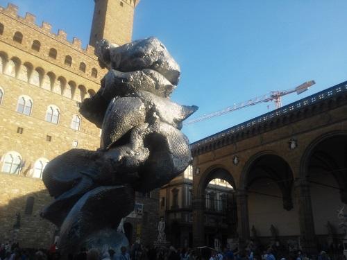 00 La visita permette di scoprire i capolavori del Cinquecento fiorentino racchiusi in Palazzo Vecchio, potentemente rinnovato nel XVI secolo per volere di Cosimo de Medici.