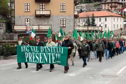 dalla sezione La nutrita presenza di gagliardetti e alpini durante la cerimonia in ricordo di quel tragico combattimento. combatteva assieme a Sperandio Zani con il Gruppo Skiatori del cap.