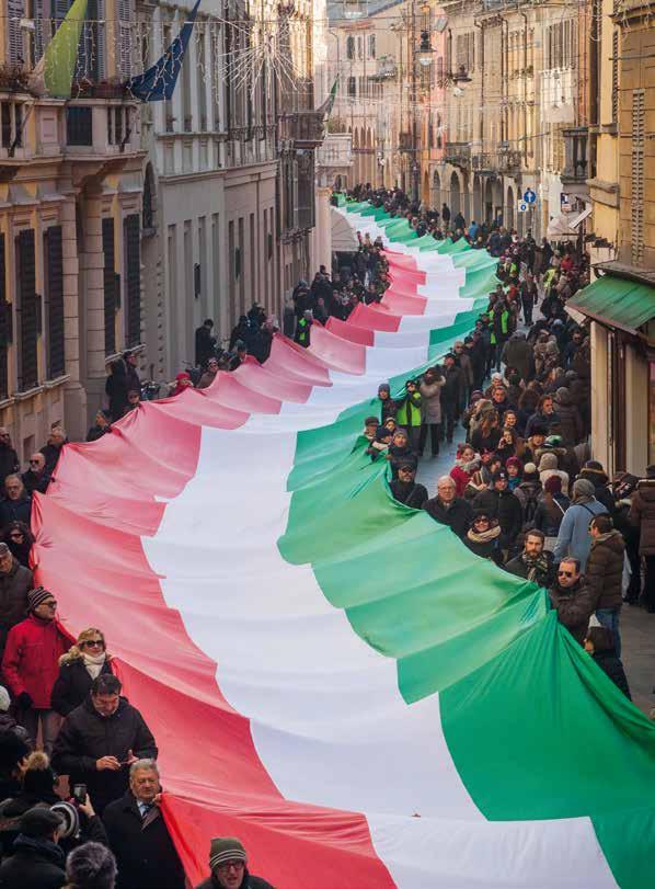 7 gennaio 2017 Il nostro Tricolore Hanno sfilato per le vie della città i 1797 metri della bandiera, colorando Reggio di orgoglio bianco rosso e verde Foto Superstudio Centinaia di volontari, grandi