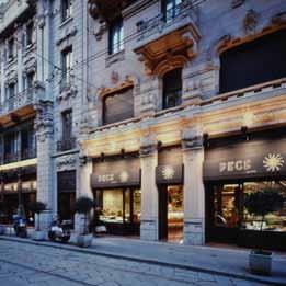 Con la costruzione del Broletto Nuovo e l affermarsi delle classi mercantili, la Piazza diventò il centro pulsante della vita commerciale di Milano.